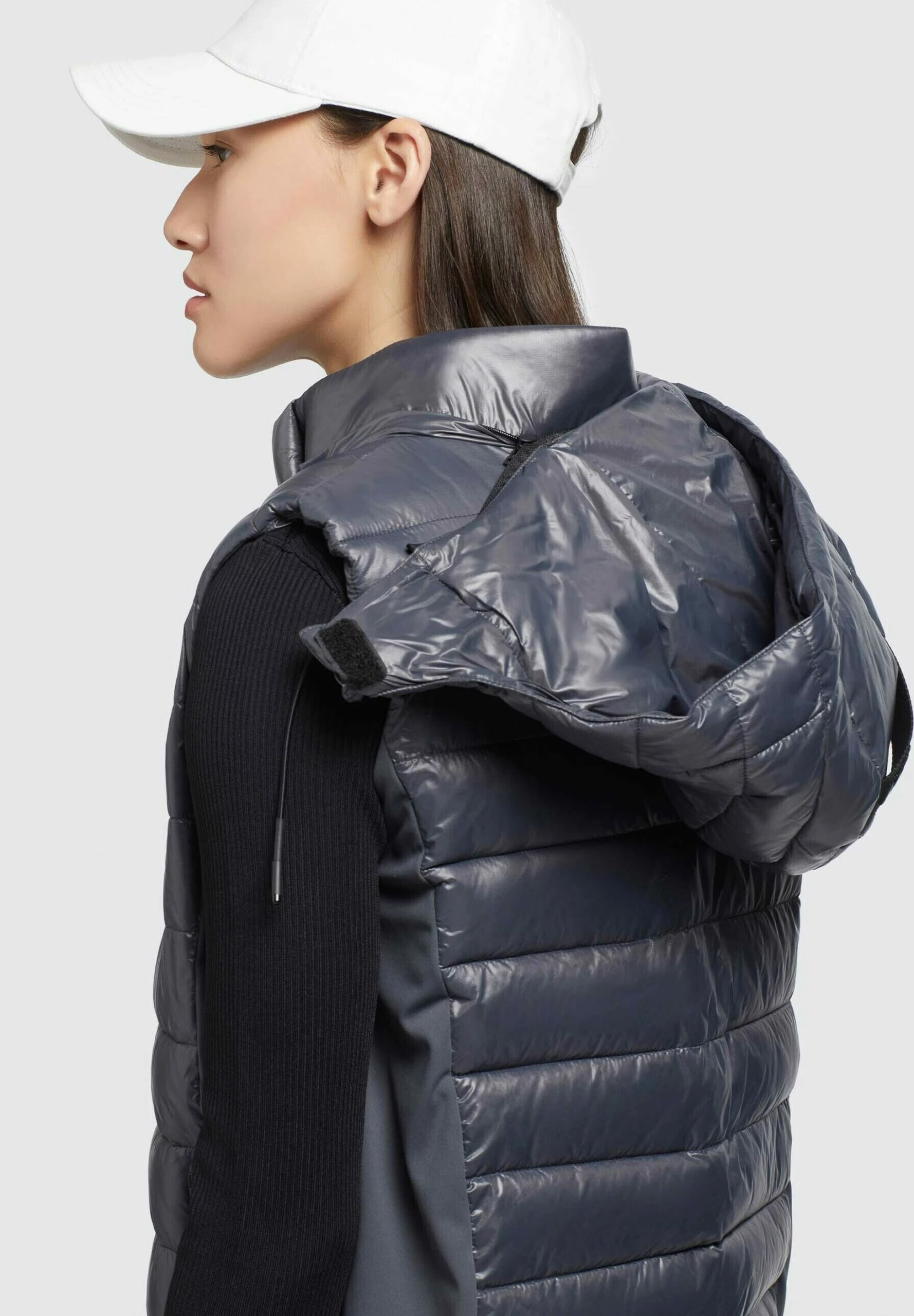 Khujo Becca Shiny - Chaleco Mujer Grau | Elegancia y Estilo 9 Khujo Becca Shiny - Chaleco Mujer Grau | Elegancia y Estilo - Imagen 7