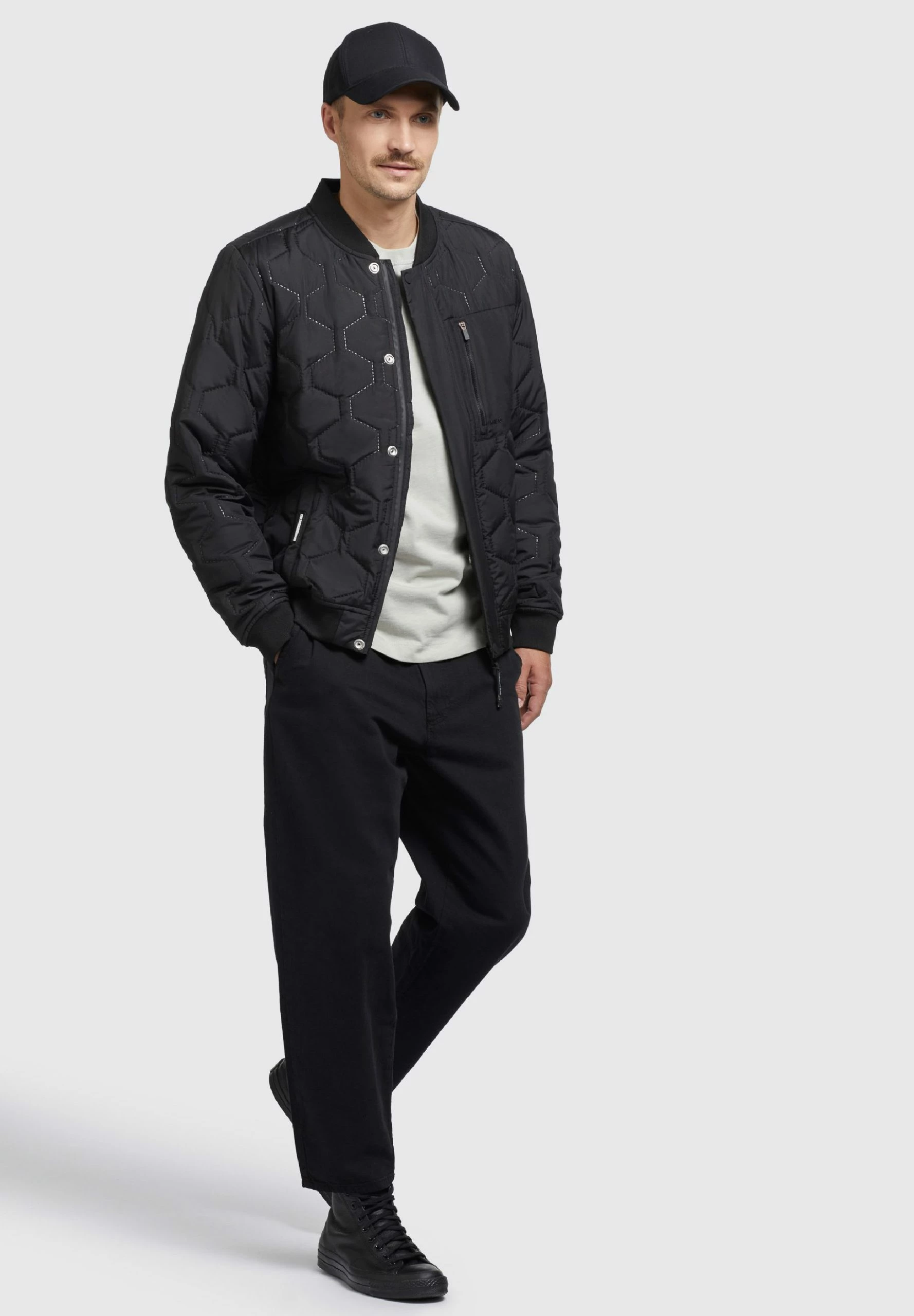 Khujo Carlson - Chaqueta De Entretiempo Hombre Schwarz | Abrigo Ligero y Estiloso 6 Khujo Carlson - Chaqueta De Entretiempo Hombre Schwarz | Abrigo Ligero y Estiloso - Imagen 4